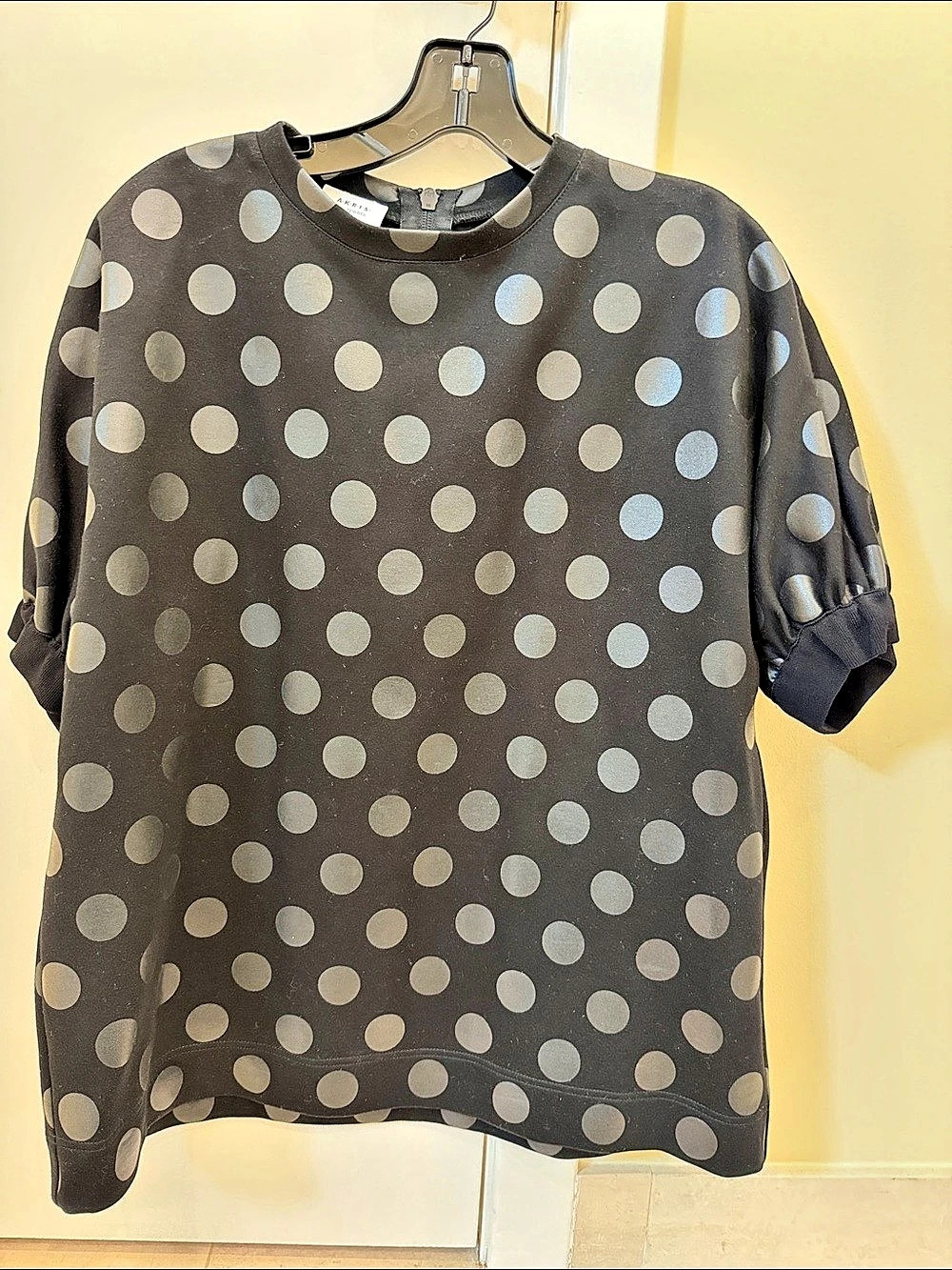 AKRIS punto Polka Dot Short Sleeve Top in Black
